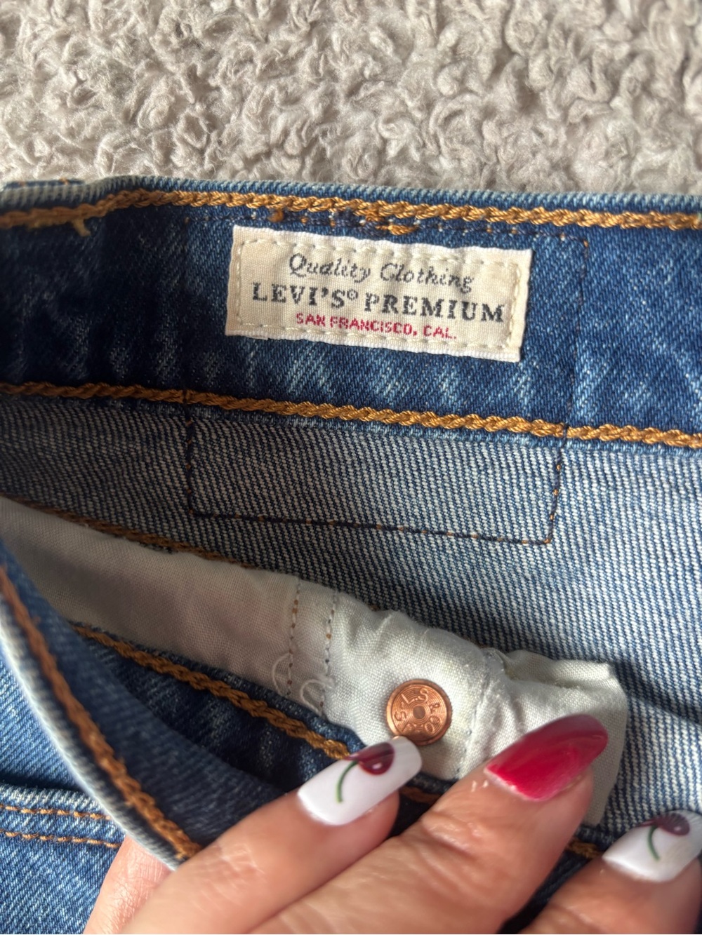 Levi’s Ribcage Shorts Size 28 - Picture 3 of 5